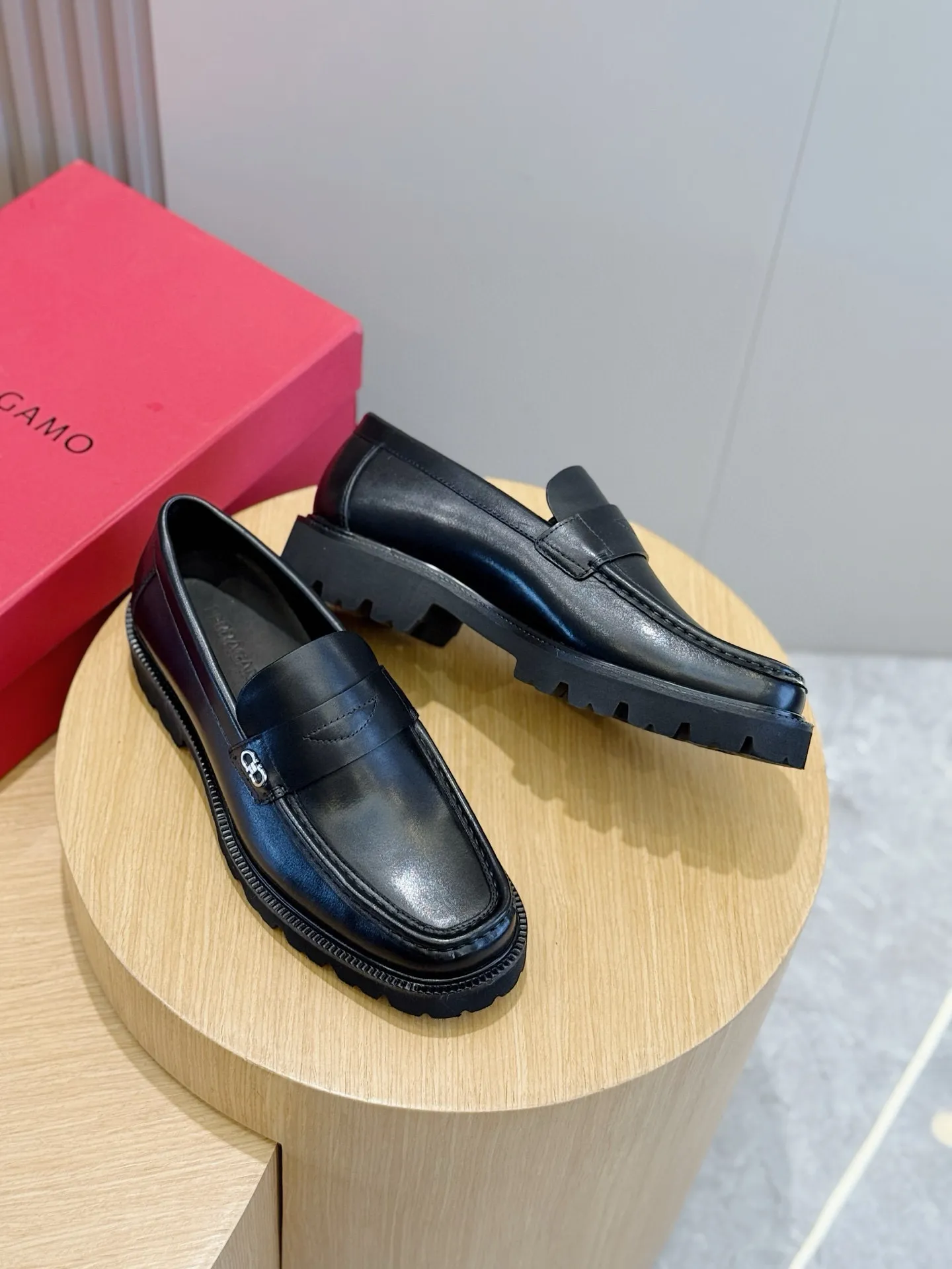 [Ferragamo] Top P: 760💰 Number of yards: 39~44 (38.45. Customized, non-returnable) Ferragamo men's leather derby shoes. The new derby shoes are light in texture and cool in style. They adopt exquisite eyelet uppers and novelly define urban trends. Made of brushed cowhide, it has a plump and rounded toe box and is decorated with delicate wingtip decorative details. Imported cowhide + cowhide lining.